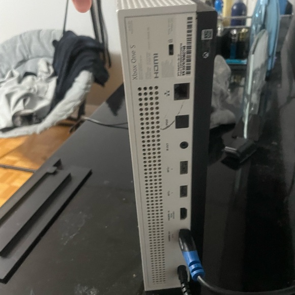 Xbox 1 s that I don’t use anymore it works amazingly the price is negotiable - Picture 3 of 5